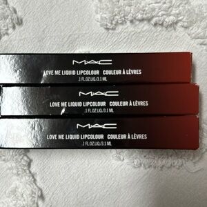 M.A.C lip gloss Love me liquid